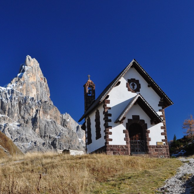 La chiesetta di Passo Rolle con il Cimon della Pala...