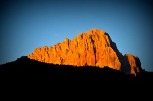 La luce del sole che sorge si rifrange sul Sassolungo (Selva Gardena)