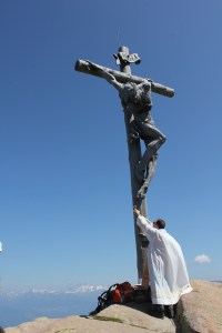 Santa Messa celebrata sotto il Crocifisso posto sulla cima del Rasciesa di Fuori in Val Gardena