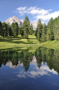 Un laghetto specchia le Odle (salendo verso il Rifugio Firenze in val Gardena)