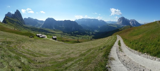 Panorama estivo della Val Gardena dal Seceda