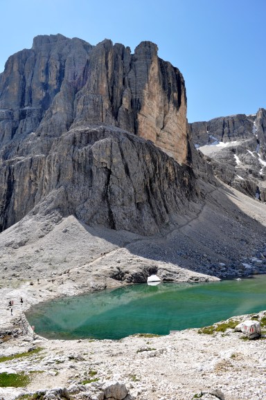 L'imponente cima del Pisciadù con il laghetto sottostante